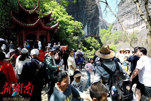 崀山景区开启人从众模式 好人好事层出不穷_邵阳头条网